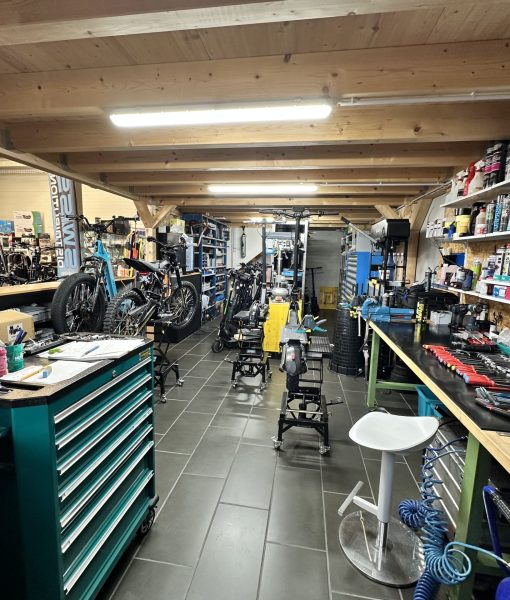 atelier-reparation-trottinettes-electriques-scaled.jpg